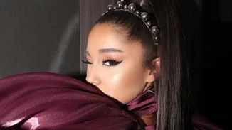 Επιτέλους μάθαμε τι κάναμε λάθος και δεν πετύχαινε ποτέ το cat eye! Οι συμβουλές του makeup artist της Ariana Grande