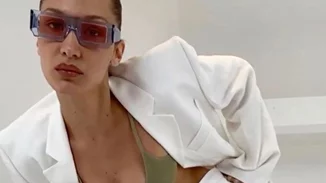 H Bella Hadid ποζάρει γυμνή μέσω FaceTime για τη νέα καμπάνια του οίκου Jacquemus