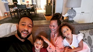 Η Chrissy Teigen και η 4χρονη κόρη της, Luna, ποζάρουν με τα ίδια ρούχα και είναι υπέροχες