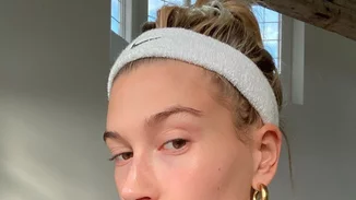Hailey Bieber | Ο λόγος που απειλεί πως θα μηνύσει έναν πλαστικό χειρουργό