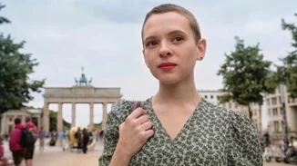 Η πρωταγωνίστρια του Unorthodox κάνει βιντεοκλήση με τη γιαγιά της, που επέζησε από το Ολοκαύτωμα