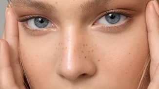 #ΒγαίνουμεΣτηνΟθόνη | Πώς το μπλε φως των συσκευών μπορεί να επηρεάσει τις βλεφαρίδες και τα φρύδια σου;