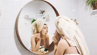 Επίμονη ακμή; Έτσι θα την καταπολεμήσεις πριν τις καλοκαιρινές διακοπές