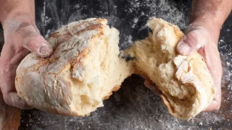 Γιατί όλοι φτιάχνουν ψωμί στην καραντίνα