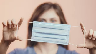 Υποχρεωτική πλέον η μάσκα σε κλειστούς χώρους, όπως Μέσα Μεταφοράς, κομμωτήρια και καταστήματα