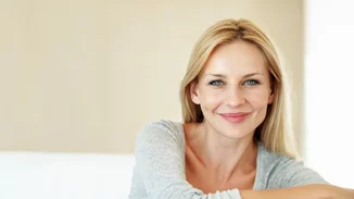 5 εύκολα και στιλάτα χτενίσματα για μέσα στο σπίτι: Μια YouTuber άνω των 40 δείχνει τον τρόπο