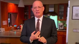 Ο Tom Hanks είναι καλά και το γιορτάζει παρουσιάζοντας το πρώτο Saturday Night Live από το σπίτι