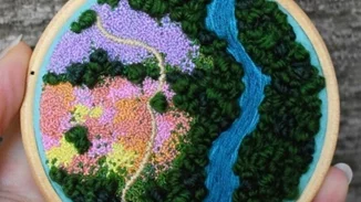 Η γυναίκα που κεντούσε σε στρογγυλά τελάρα τη γη από ψηλά | Το google earth συναντάει τη χειροτεχνία