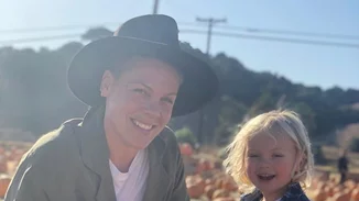 Pink | «Ο γιος μου πέρασε τον κορονοϊό πιο βαριά από εμένα»