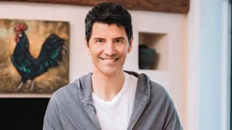 Σάκης Ρουβάς | Έφτιαξε πασχαλινά κουλούρια με τις κόρες του