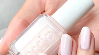 Ο λόγος που αυτό το κλασικό μανό της Essie πουλάει 818 κομμάτια κάθε μέρα