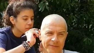 Σταύρος Θεοδωράκης | Έβαλε την κόρη του να τον κουρέψει και είναι αγνώριστος (video)