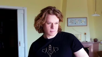 Πέτρος Γαϊτάνος | Αυτό το Πάσχα #menoume_spiti και βλέπουμε πλάνα από το σπίτι του πιο περιζήτητου προσώπου των ημερών