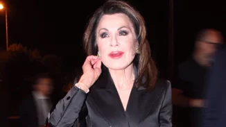 Με κόκκινο «της φωτιάς» η Γιάννα Αγγελοπούλου στο Τwitter