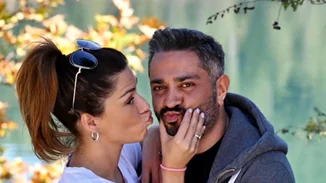 Γενική καθαριότητα | Το look της Βάσως Λασκαράκη στο σπίτι και οι φωτογραφίες που την τράβηξε ο Λευτέρης Σουλτάτος