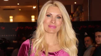 Ελένη Μενεγάκη | Έτσι έβαψε τα μαλλιά της εν μέσω πανδημίας