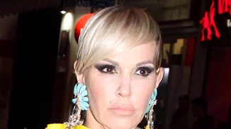 Νατάσα Καλογρίδη | Βάφει (ξανά) τα μαλλιά της, αυτή τη φορά με οδοντόβουρτσα και πιρούνι