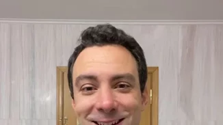 10 χρόνια νεότερος | Ο Σάκης Τανιμανίδης ξυρίστηκε και μοιάζει αγνώριστος