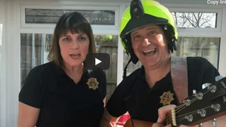 Το συγκινητικό μήνυμα των Άγγλων πυροσβεστών στους Ιταλούς συναδέλφους τους- Με το Bella Ciao