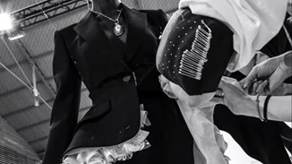 Ο οίκος Alexander McQueen αποκαλύπτει πώς δημιούργησε τα πιο περίτεχνα looks από ανακυκλωμένα υλικά