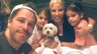 Αντελίνα Τελώνη - Χάρης Βαρθακούρης | Νέα πλάνα από το σπίτι της οικογένειας στην Κηφισιά