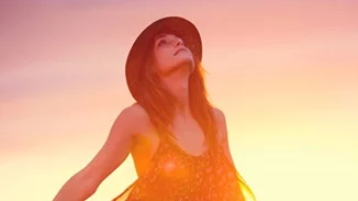 5 τρόποι για να νιώσεις ευτυχισμένη όταν το άγχος σε έχει κυριεύσει