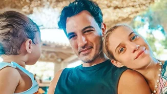  «Σήμερα ο κόσμος είναι λίγο καλύτερος» | Η Τζένη Θεωνά φωτογραφίζει τον Δήμο Αναστασιάδη και τον γιο τους