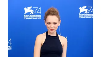 Shira Haas | Όλοι μιλάνε για την πρωταγωνίστρια του Unorthodox