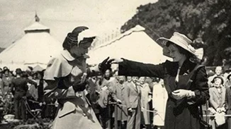 Αυτό είναι το αγαπημένο λουλούδι της Βασίλισσας Ελισάβετ | Οι ασπρόμαυρες φωτογραφίες από το παρελθόν