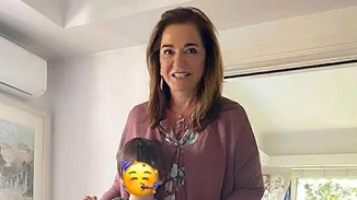 Γενέθλια Ντόρας Μπακογιάννη | Η φωτογραφία με τον εγγονό της και η έκπληξη από τους συνεργάτες της