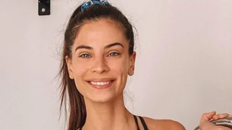 Χριστίνα Μπόμπα | Ποζάρει με crop top και κολάν μετά την αποκάλυψη ότι πήρε δύο κιλά