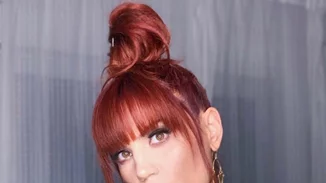 Τώρα ή beauté | Η Μαίρη Συνατσάκη έβαψε τα μαλλιά της στα σκαλιά του σπιτιού του κομμωτή της και αυτό είναι το αποτέλεσμα