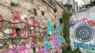 Αντιγκράφιτι επιχείρηση από τον Δήμο Αθηναίων | Δες πώς μεταμορφώθηκαν τα Αναφιώτικα στην Πλάκα (pics)