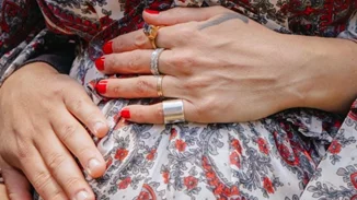 Μετά τον γάμο | Ελληνίδα τραγουδίστρια δείχνει τη φουσκωμένη κοιλίτσα της λίγο πριν γεννήσει