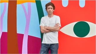 Ο καλλιτέχνης Luckylefthand διακοσμεί τα headquarters της Louis Vuitton στο Παρίσι