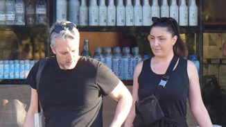 Έλενα Παπαρίζου | Εντυπωσιακή αλλά με look που δίχασε σε σπάνια έξοδο με τον Ανδρέα Καψάλη