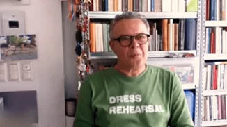 Μιχάλης Ρέππας | Πλάνα από το (πολύ) μοντέρνο και γεμάτο βιβλία σπίτι του σεναριογράφου και σκηνοθέτη