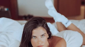 Η Χριστίνα Μπόμπα στο κομμωτήριο | Η βαφή που χρησιμοποιεί, το μπλε χρώμα και τα άσπρα μαλλιά