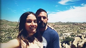 O Ben Affleck και η Ana de Armas φιλιούνται on camera