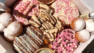 Άνοιξε επιτέλους στην Αθήνα το Jerry’s Foodtruck με τα απίθανα donuts και τα γλυκά burgers