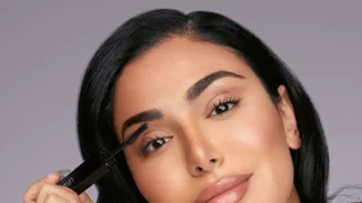 Η Huda Beauty λανσάρει την πρώτη της μάσκαρα και κάτι μας λέει ότι θα απαρνηθούμε τις αγαπημένες μας ψεύτικες βλεφαρίδες