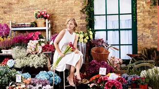 H ηθοποιός Gillian Anderson πρωταγωνιστεί στη νέα συλλογή του brand Dune London