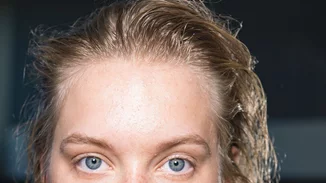 Χρησιμοποιείς ξηρό σαμπουάν και δεν βλέπεις διαφορά; Είσαι σίγουρη ότι το εφαρμόζεις σωστά;