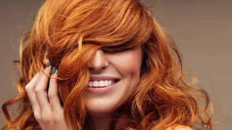 Το σαμπουάν με ισχυρές αντιγηραντικές ιδιότητες και με προστασία από την ηλιακή ακτινοβολία είναι στα χέρια μας