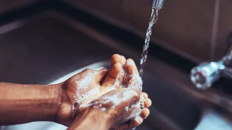 Μην αφήνεις τα χέρια σου να ταλαιπωρούνται: Εξοπλίσου με όλα αυτά που θα τα κρατούν καθαρά μα και υγιή και απαλά