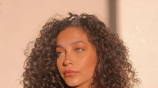 Πώς να αναδείξω τις μπούκλες μου; Η ρουτίνα περιποίησης που πρέπει να ακολουθείς