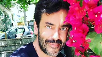 Πάνος Καλλίτσης | Σπάνιες φωτογραφίες από το σούπερ cozy σπίτι του κομμωτή