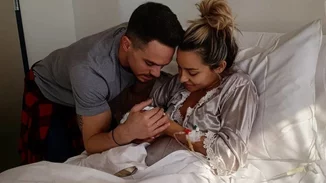 Λευτέρης Πετρούνιας - Βασιλική Μιλλούση | Ποιος γνωστός Έλληνας τραγουδιστής θα βαφτίσει την κόρη τους (vid)