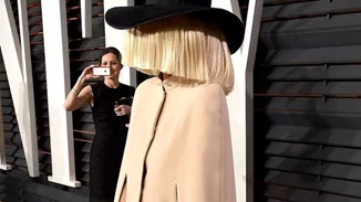 Η Sia υιοθέτησε δύο 18χρονα αγόρια | Δες την αποκάλυψη της