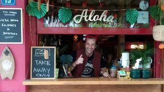 Βόλτα κάτω από την Ακρόπολη με το ποτό σου στο χέρι | Να μια ωραία, εναλλακτική ιδέα